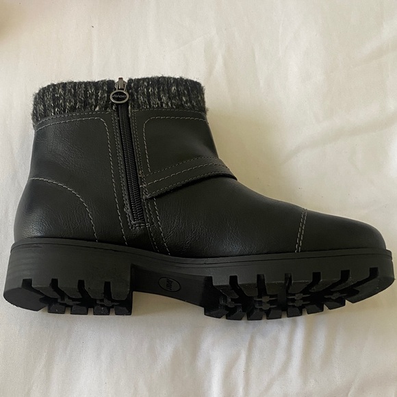 Women's Black Winter Boots - Picture 5 of 9